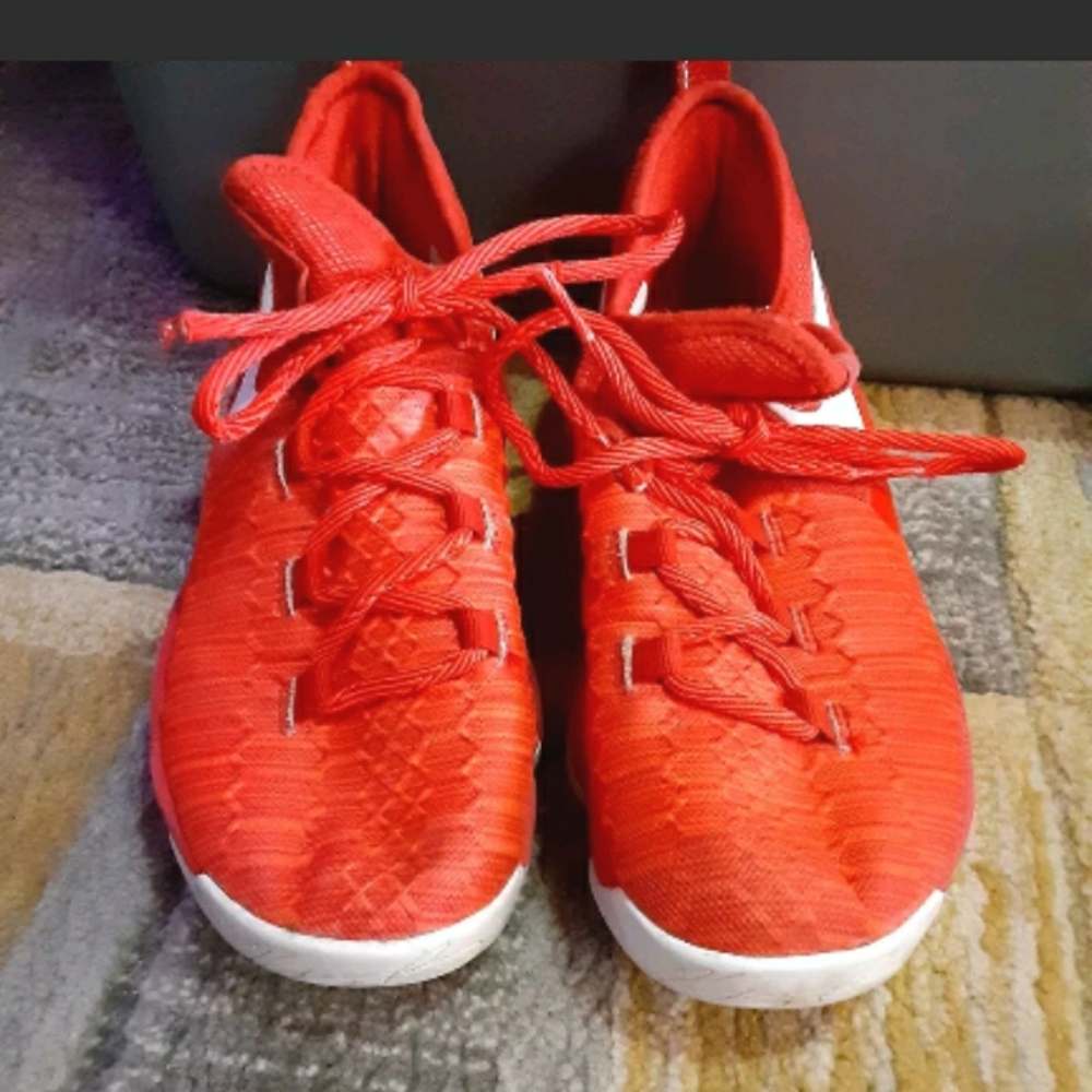 Kid's athletic shoes